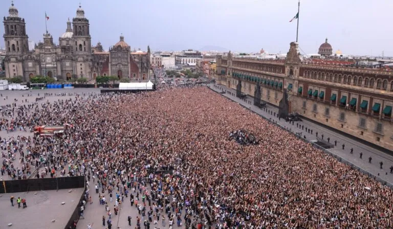 BTS conquista el Zócalo: miles de Army’s abarrotan Palacio Nacional en una visita histórica