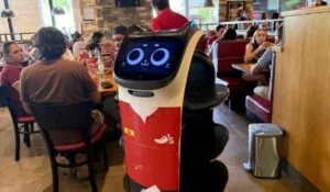 Chili’s Altacia revoluciona la experiencia en León con Rita, su innovadora robot mesera