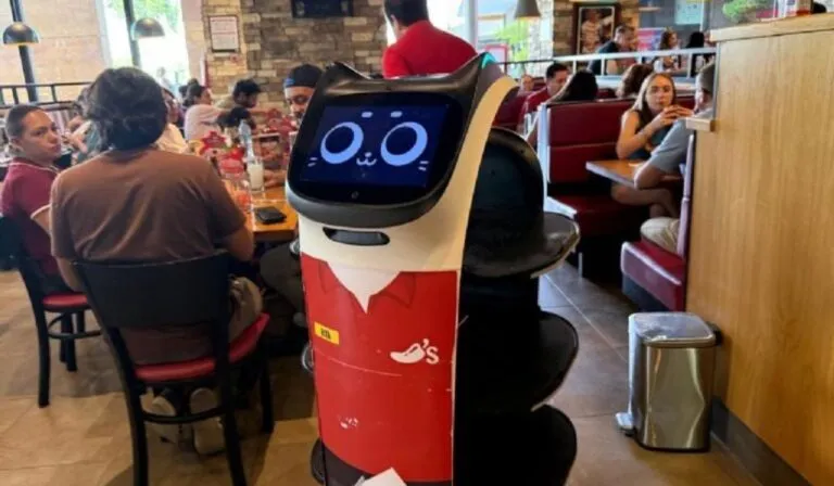 Chili’s Altacia revoluciona la experiencia en León con Rita, su innovadora robot mesera