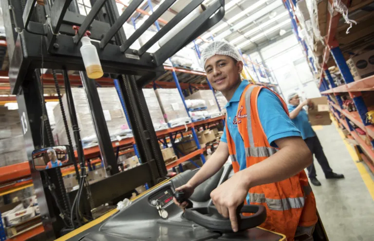 Equipo operativo de Corporativo Kosmos siguiendo medidas de seguridad e inocuidad en instalaciones alimentarias.