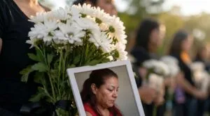 Retrato de Patricia Negrete Tafoya acompañado de flores blancas durante un homenaje en memoria de la buscadora en Guanajuato.