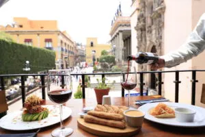 Restaurantes de Guanajuato muestran enchiladas mineras, guacamayas y sabores locales que fortalecen el turismo gastronómico.