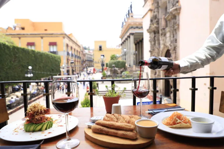 Restaurantes de Guanajuato muestran enchiladas mineras, guacamayas y sabores locales que fortalecen el turismo gastronómico.