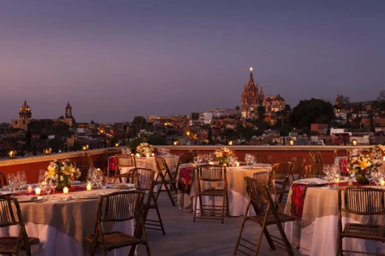 Rooftop en San Miguel de Allende destacado internacionalmente por sus vistas y experiencia turística premium.