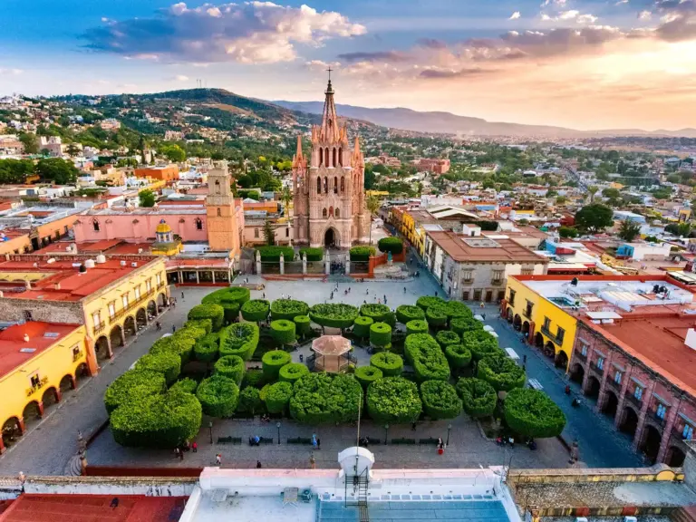 San Miguel de Allende fortalece su colaboración con EU para atender a visitantes extranjeros y comunidad internacional local.