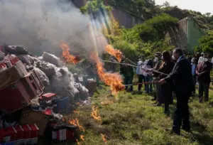 Destrucción de drogas, cigarros ilegales y máquinas tragamonedas valuadas en más de 101 millones de pesos.