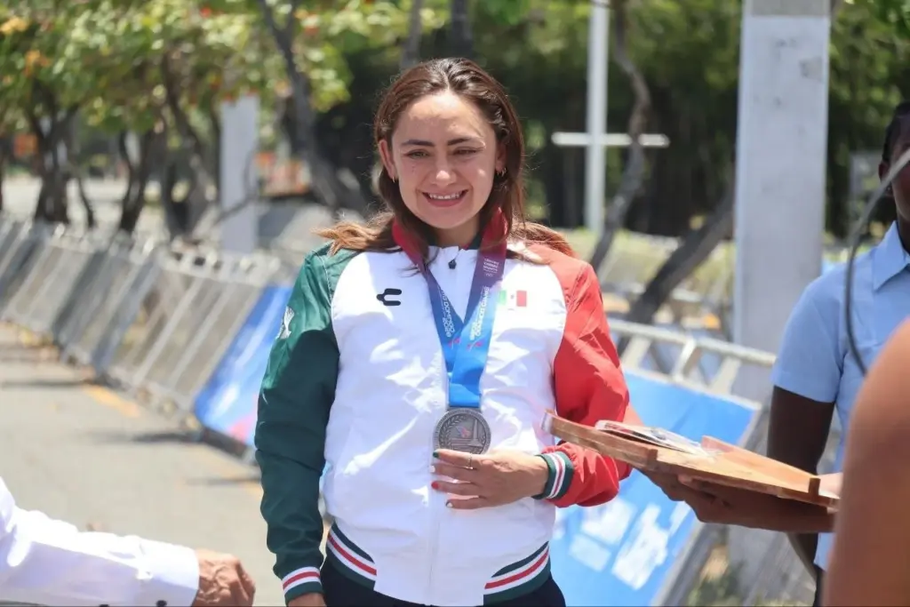 ara Roel celebra la medalla de plata obtenida en los Juegos Centroamericanos y del Caribe.