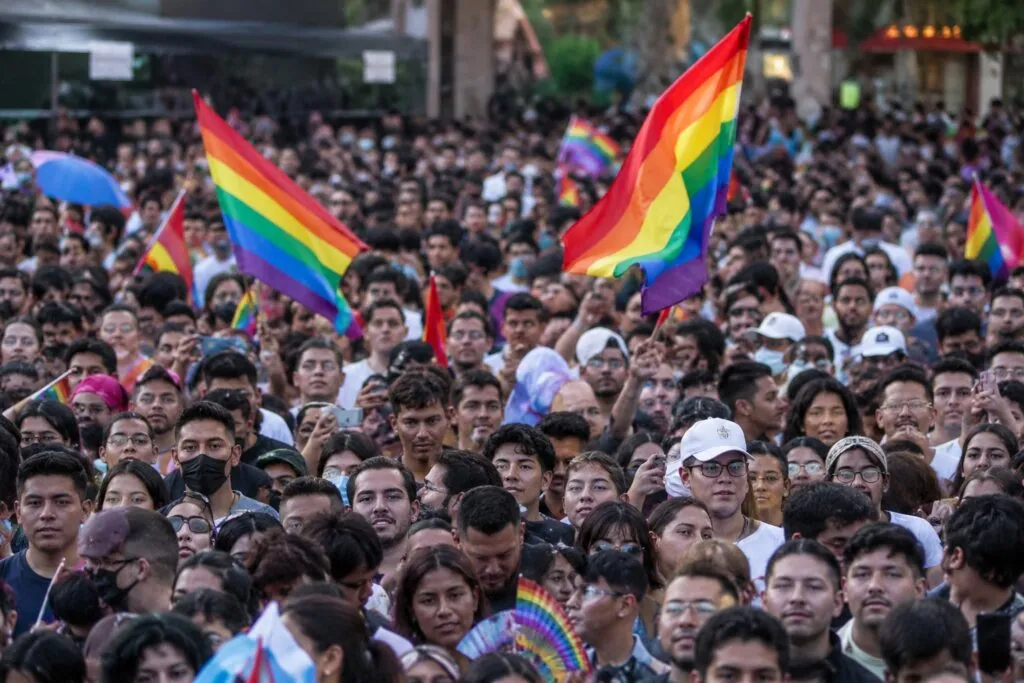 Discriminación LGBT obliga a personas a dejar comunidades en Guanajuato por violencia y exclusión mientras buscan espacios seguros.
