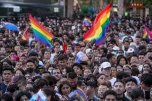 Discriminación LGBT obliga a personas a dejar comunidades en Guanajuato por violencia y exclusión mientras buscan espacios seguros.