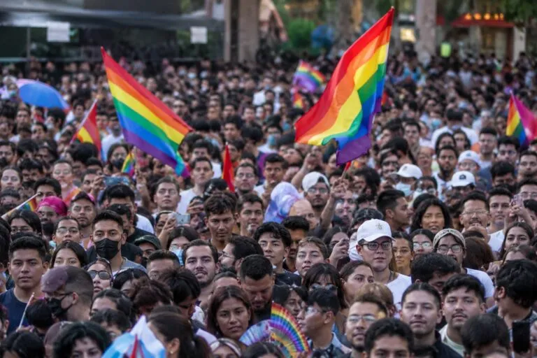 Discriminación LGBT obliga a personas a dejar comunidades en Guanajuato por violencia y exclusión mientras buscan espacios seguros.