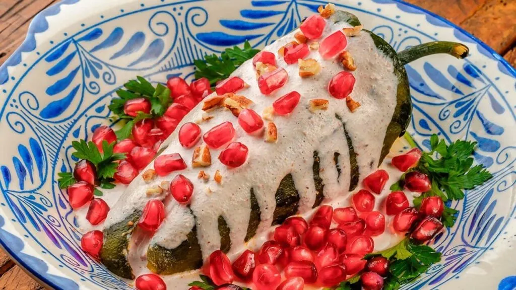 Restaurantes y cocineras tradicionales comienzan a ofrecer uno de los platillos más emblemáticos de la cocina mexicana, convirtiendo la temporada de chiles en nogada en un atractivo para visitantes y habitantes del estado.