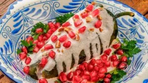 Restaurantes y cocineras tradicionales comienzan a ofrecer uno de los platillos más emblemáticos de la cocina mexicana, convirtiendo la temporada de chiles en nogada en un atractivo para visitantes y habitantes del estado.