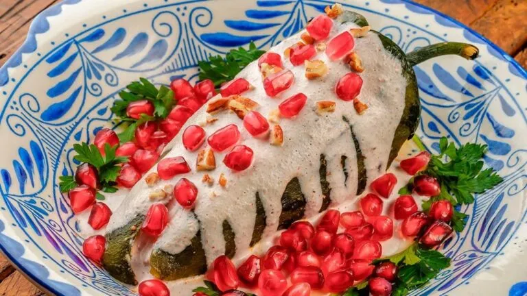 Restaurantes y cocineras tradicionales comienzan a ofrecer uno de los platillos más emblemáticos de la cocina mexicana, convirtiendo la temporada de chiles en nogada en un atractivo para visitantes y habitantes del estado.