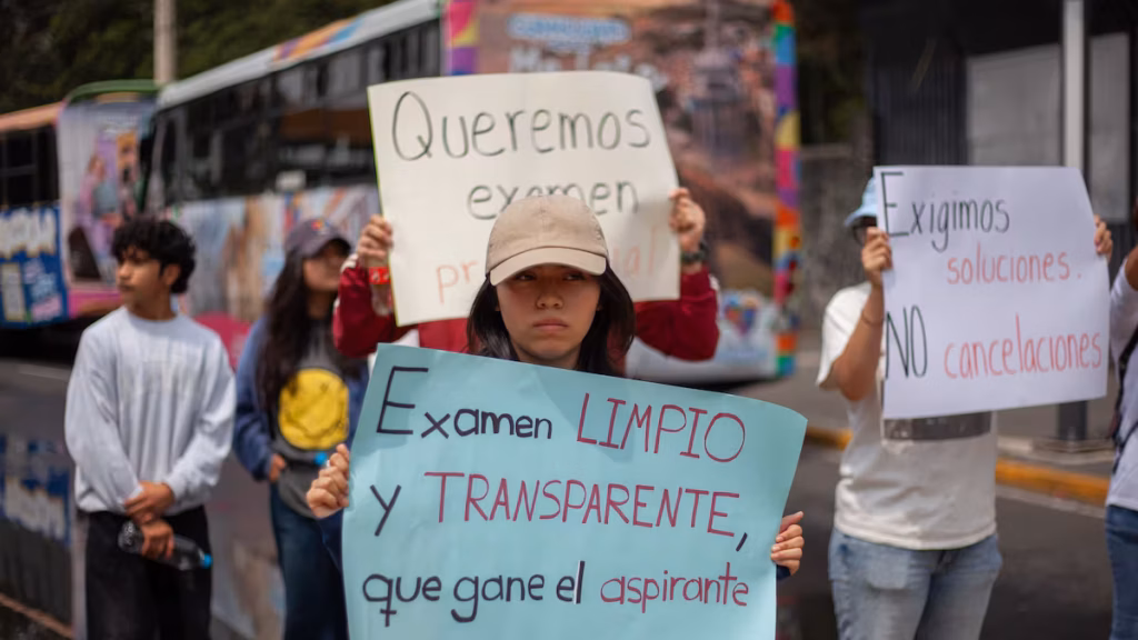Estudiantes presentan un examen en un salón universitario mientras utilizan computadoras portátiles como representación del debate sobre la inteligencia artificial.