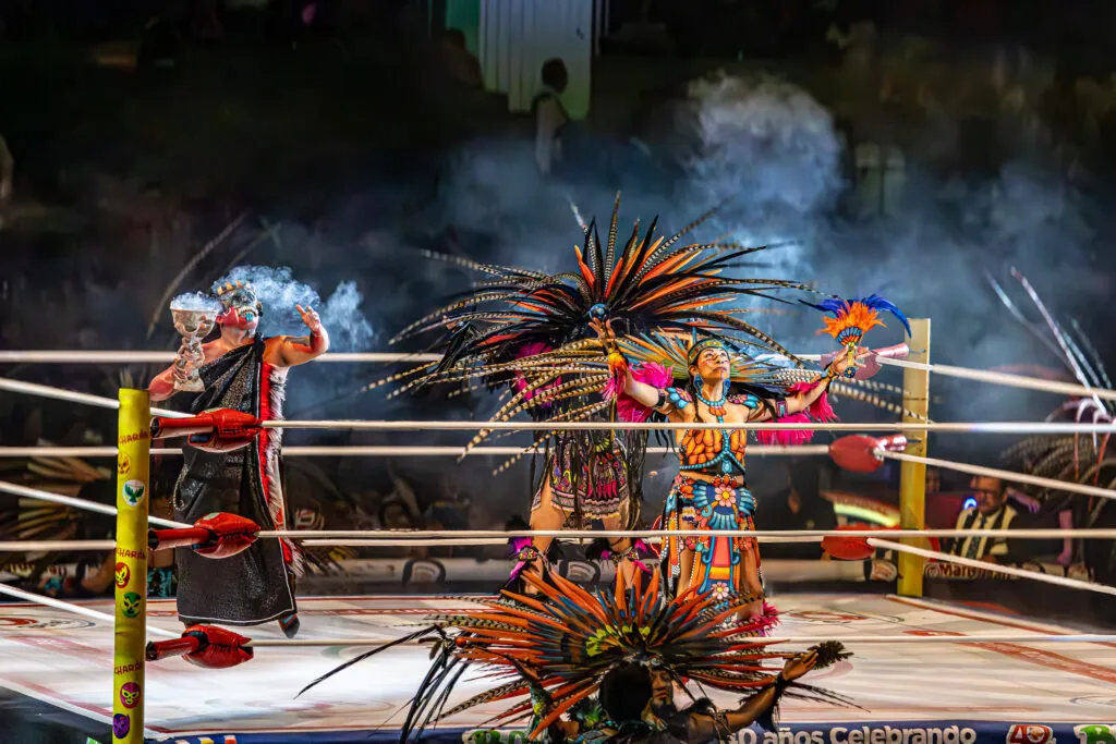 Mitos en el Ring fusiona música en vivo y pancracio en la CDMX