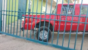 Patrullas y cuerpos de emergencia resguardan una vivienda tras un accidente vial en Guanajuato.