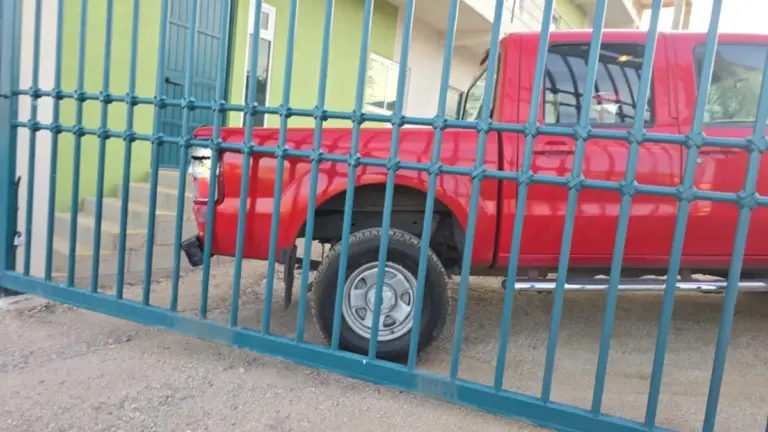 Patrullas y cuerpos de emergencia resguardan una vivienda tras un accidente vial en Guanajuato.