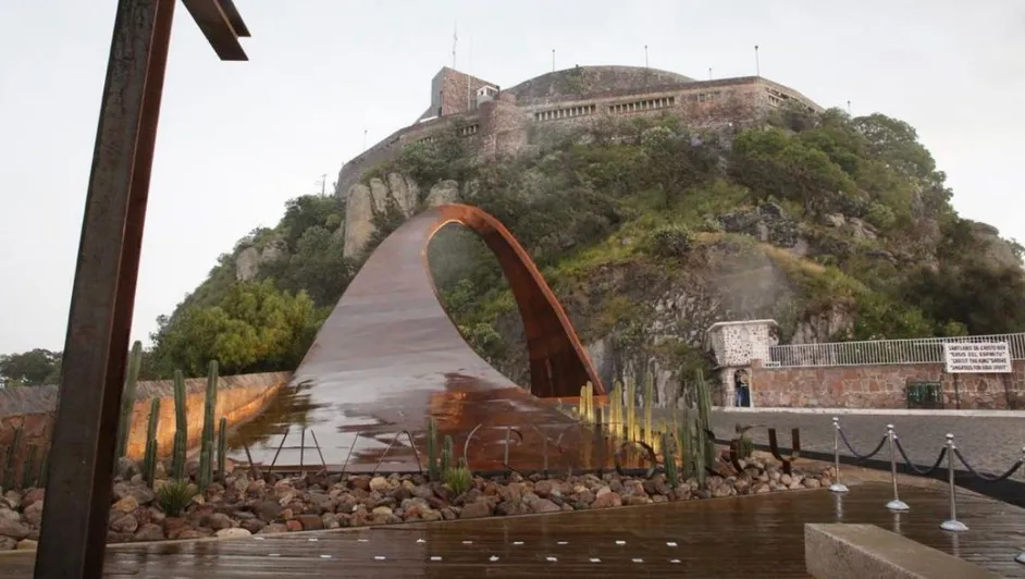 Nuevo arco y explanada de descanso en el acceso al Santuario de Cristo Rey en el Cerro del Cubilete, Guanajuato.