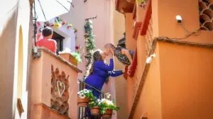 Callejón del Beso en Guanajuato, famoso por sus balcones cercanos, su trágica leyenda de amor y la tradición de besar a la pareja.