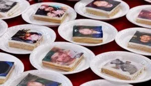 Pasteles con rostros de desaparecidos durante acto de memoria para familias de Guanajuato