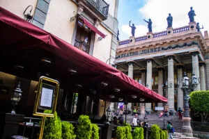 Chile en nogada servido en un restaurante de Guanajuato con ingredientes tradicionales y presentación gourmet.