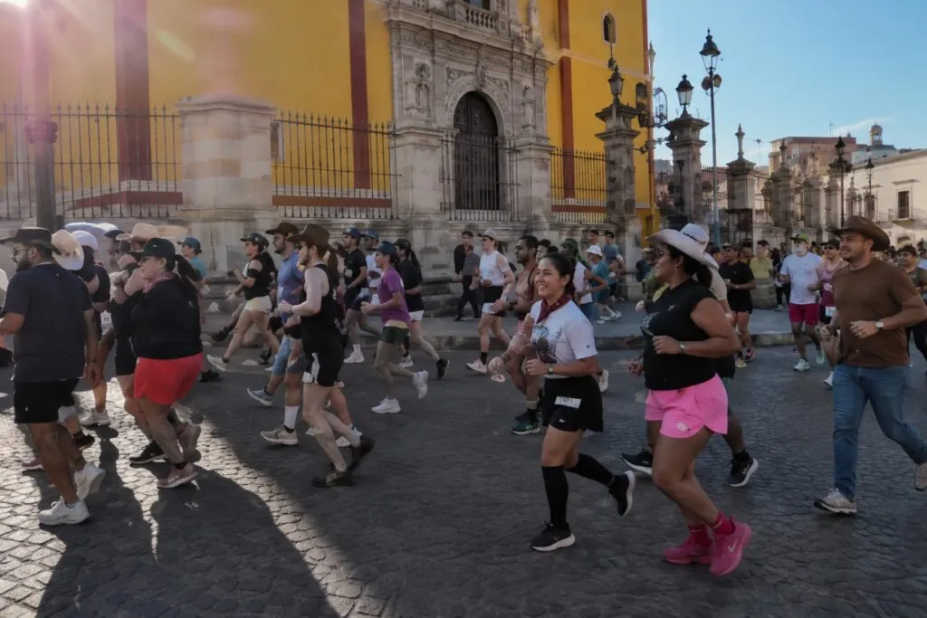 VaqueRun en Guanajuato con corredores usando sombreros durante una ruta deportiva de cuatro kilómetros por el Centro Histórico.