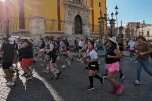 VaqueRun en Guanajuato con corredores usando sombreros durante una ruta deportiva de cuatro kilómetros por el Centro Histórico.