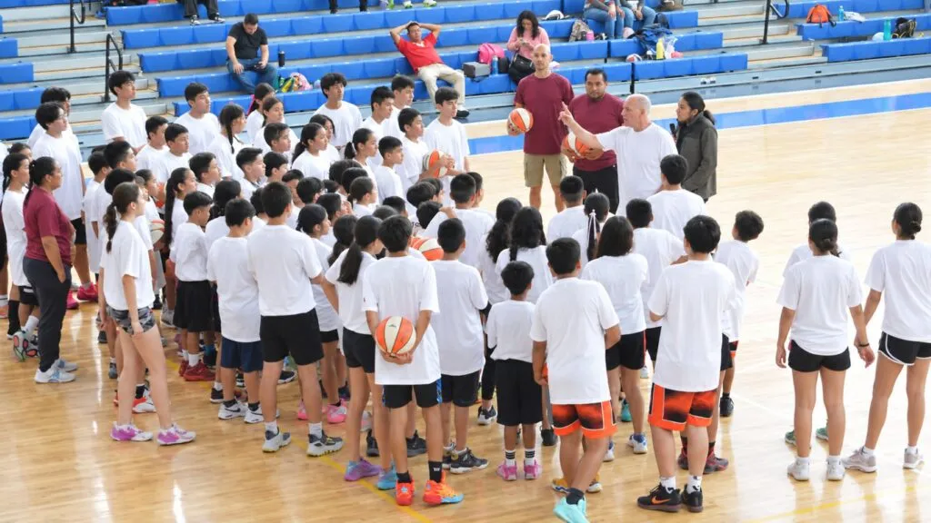 Bob MacKinnon dirige una clínica de basquetbol gratuita para niños y jóvenes deportistas de Celaya, Guanajuato.