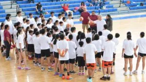 Bob MacKinnon dirige una clínica de basquetbol gratuita para niños y jóvenes deportistas de Celaya, Guanajuato.