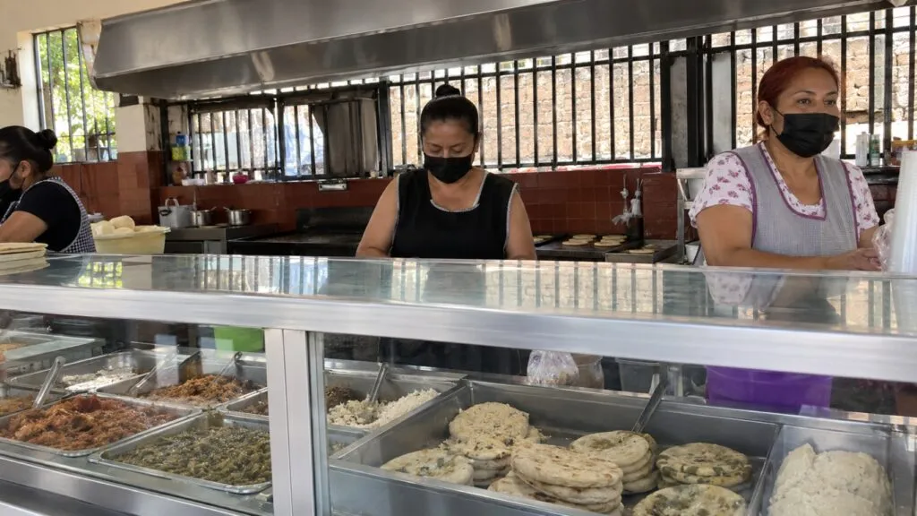 Gorditas La Purísima preparadas con masa de maíz representan una tradición gastronómica de Celaya, Guanajuato.