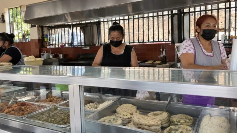 Gorditas La Purísima preparadas con masa de maíz representan una tradición gastronómica de Celaya, Guanajuato.