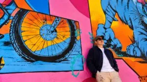 Chuy Machetes lleva su gráfica a muros y espacios urbanos para acercar el arte a las calles de Guanajuato.