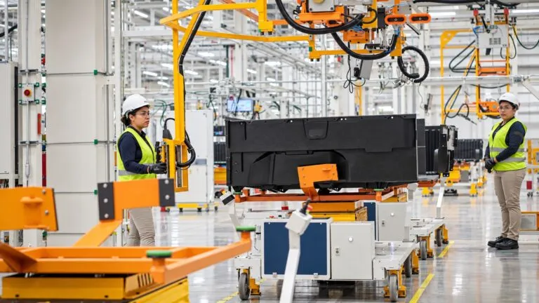 Nueva planta de Vuteq en Guanajuato recibe una inversión automotriz de 100 millones de dólares y genera empleos locales.