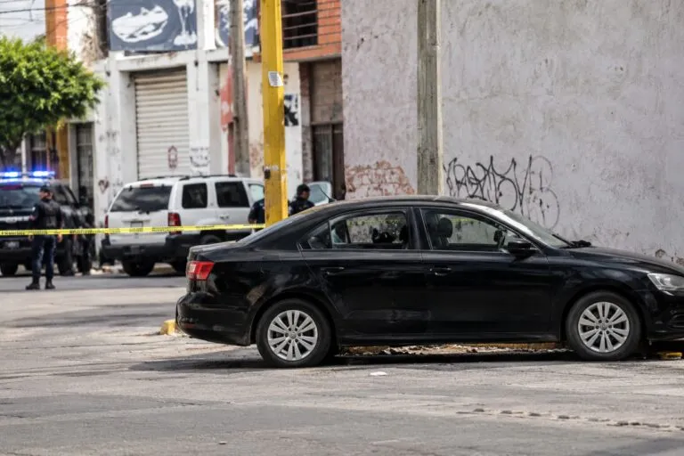 Ataque en Valle de Santiago moviliza a cuerpos de seguridad y autoridades de Guanajuato tras el fallecimiento de dos hombres.