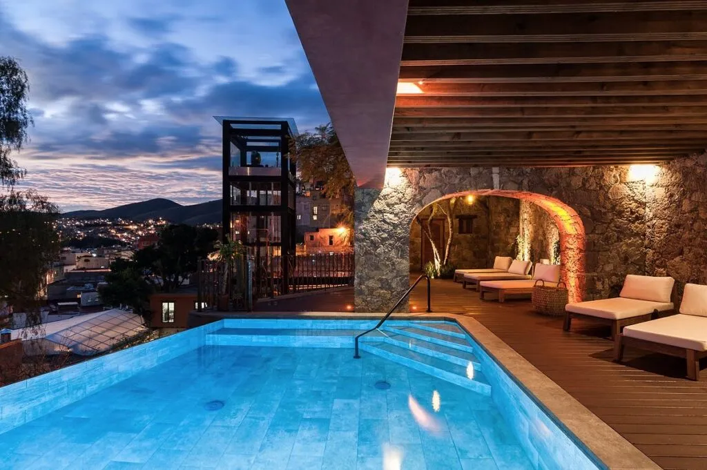 Vista de Guanajuato capital con hoteles y visitantes en el centro histórico.