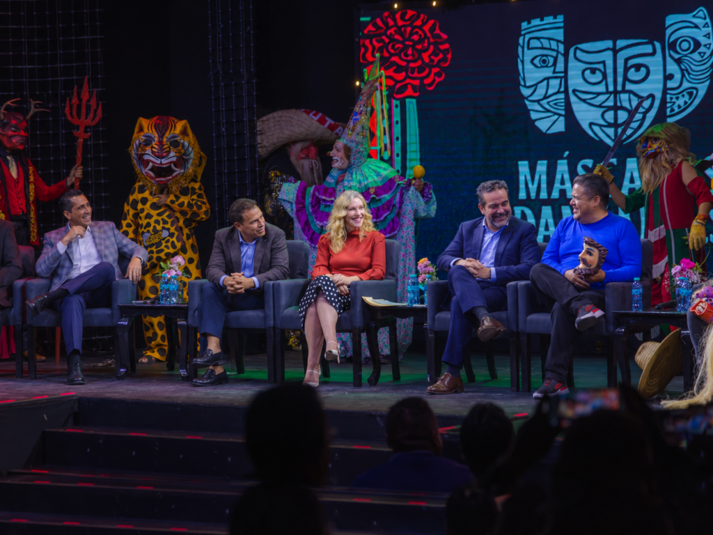 Panel de presentación del Festival Máscaras Danzantes 2026 con escena amplia del evento