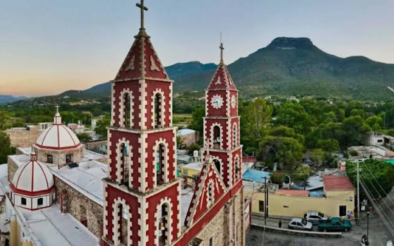 Expediente histórico antiguo que representa los títulos de terrenos de Santa Catarina conservados en la memoria documental de Guanajuato.