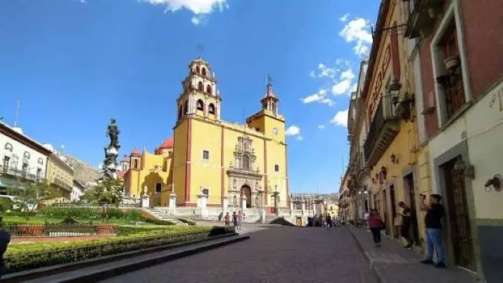 Edificios históricos y arquitectura tradicional de Guanajuato que representan los esfuerzos de conservación de su patrimonio cultural.