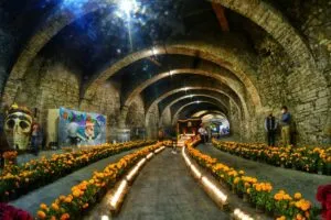 Callejón de Guanajuato decorado con flores de cempasúchil y catrinas durante el Día de Muertos 2026.
