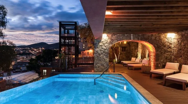 Hotel boutique en una casona histórica de Guanajuato con patio y diseño contemporáneo.