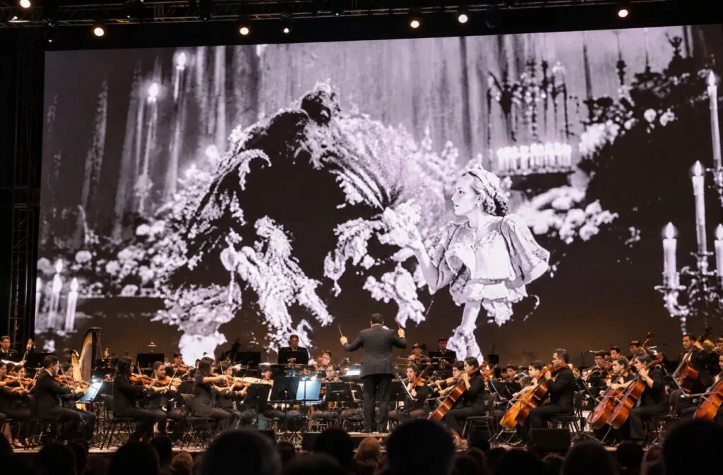 Orquesta Sinfónica de la Universidad de Guanajuato durante una presentación de La Bella y la Bestia en la Alhóndiga de Granaditas.