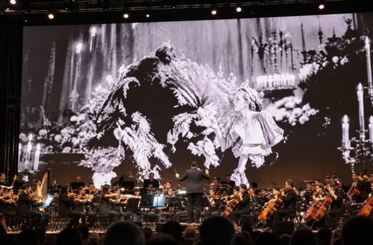 Orquesta Sinfónica de la Universidad de Guanajuato durante una presentación de La Bella y la Bestia en la Alhóndiga de Granaditas.