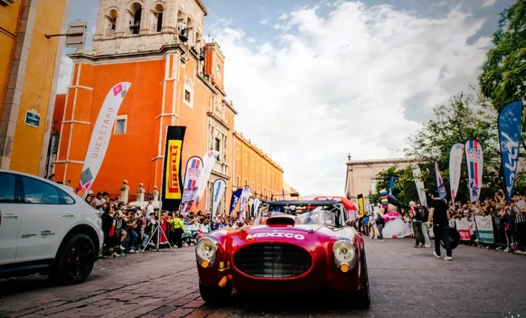 Autos clásicos de la Carrera Panamericana 2026 durante su recorrido por Guanajuato.