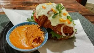 Desayunos en Guanajuato con café de olla, croissant relleno de pollo y panadería artesanal en una cafetería acogedora.