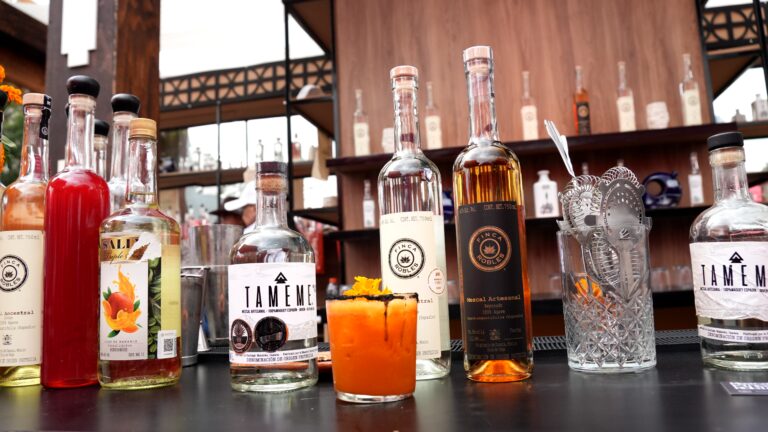 Mundo Mezcal y Banco Azteca reconocen a los mejores destilados mexicanos